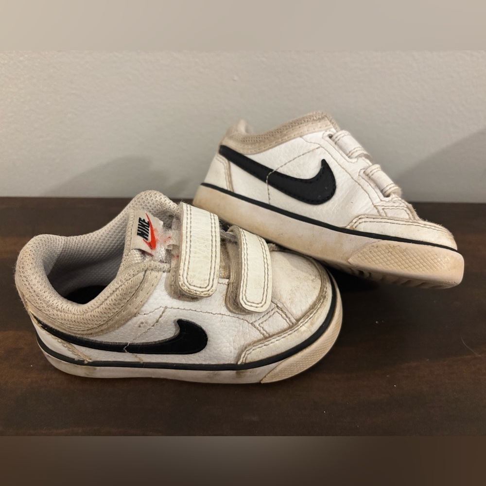 NIKE | Kids White and Black Velcro Sneakers